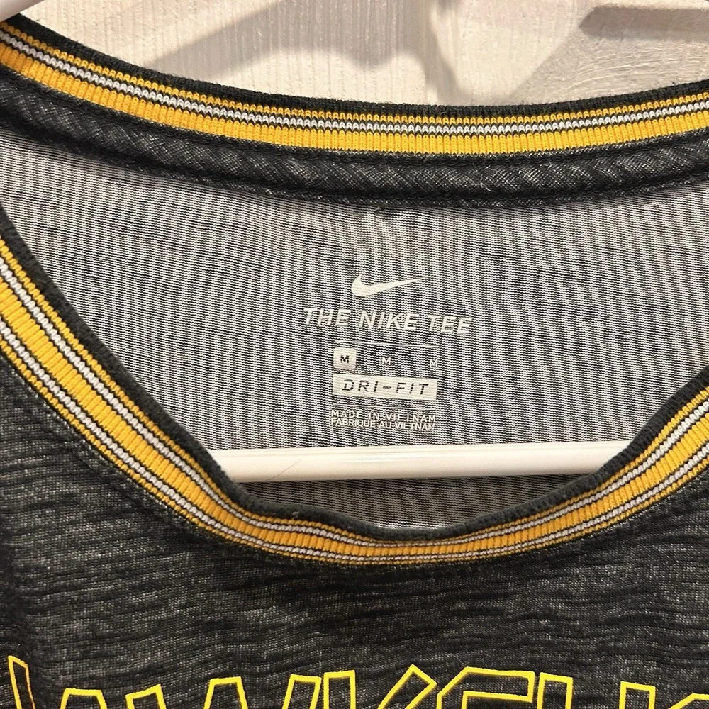 Nike Iowa Hawkeyes Womens Medium Black Dri-FIT Cropped Graphic T-Shirt NCAA